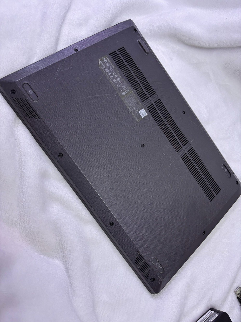 Lenovo IdeaPad 3 15IIL05
الماركة: Lenovo (لينوفو)
 المعالج: Intel Core i5-1035G1 (الجيل العاشر)
 الذاكرة العشوائية (RAM): 8 جيجابايت
 كرت الشاشة المنفصل: NVIDIA GeForce MX330 (بسعة 2 جيجابايت)
 كرت الشاشة المدمج: Intel UHD Graphics
 التخزين (الهارد): HDD سعة 1 ترابايت (من شركة Toshiba)
 نظام التشغيل: Windows 10 Pro أصلية (64-bit)
نظافه 90%
شخوط قليله 
مناسب للدراسه والالعاب والاعمال اليوميه
نظافه90%
مستعمل قليل جدا
سعر ٥٠٠,٠٠٠قابل للتفاوض
مع ملحقاته شاحنه بلاديه 
ماوس