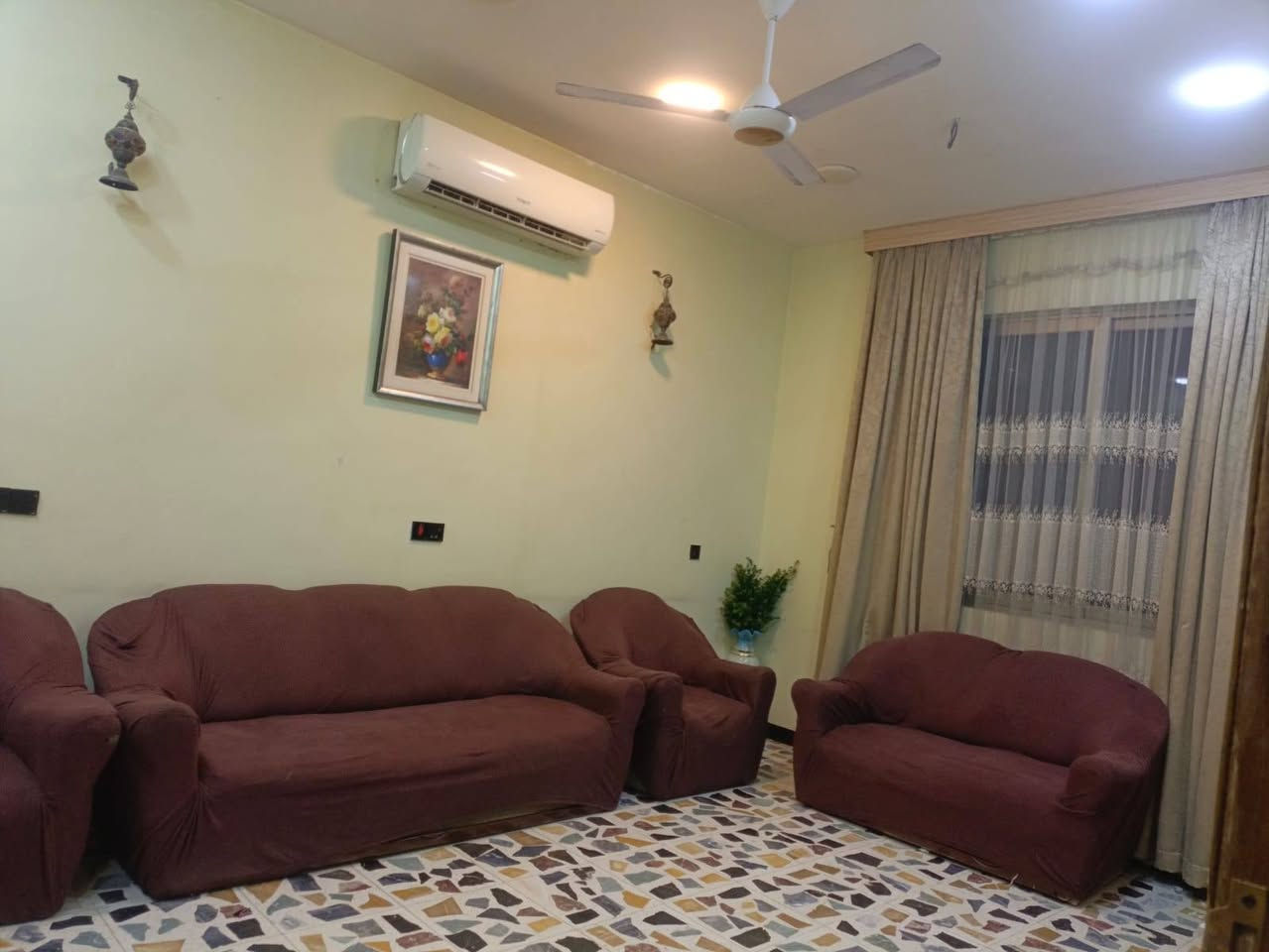 بيت للبيع طابق واحد مساحه 100متر واجه ٧ونزال ١٤يحتوي على طارمه وحمام خارجي وداخلي واستقبال وحولي وغرفة ومنور العنوان الخطيب الزراعي شارع خوله بفرع اسواق عبودي الفرع البصفه للاستفسار الاتصال على الرقم التالي ‏‪***********‬‏
