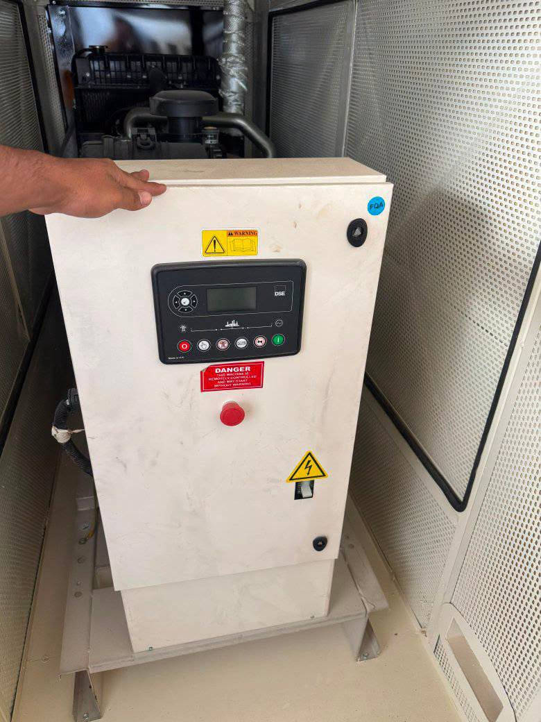 ⚡ مولد بيركنز إنكليزي 135 KVA ⚡
🔹 محرك Perkins إنكليزي أصلي كاتم (جبيلي اخوان)
(قوت عزل 95) 
🔹 القدرة: 135 KVA
🔹 محرك 6 بستم
🔹   موديل المحرك1106
🔹 تبريد ماء مع راديتر عالي الكفاءة
🔹 رأس توليد  Leroy Somer
🔹 لوحة تحكم DSE بريطانية المنشأ
🔹 إمكانية التجهيز بمنظومة ATS تشغيل وإطفاء ذاتي
🔹 نظام حماية ومراقبة للحرارة وضغط الزيت والسرعة
🔹 مناسب للـ منازل، شركات، مصانع، عيادات ومشاريع 
#للأستفسار والحجز 
*********** واتساب 
#العنوان الكرادة ساحة 52مقابل مسبح الأرثو ذوكس 
تتوفر جميع الأحجام 
بيركنز انكليزي 
كمنز أمريكي 
ريكاردو
