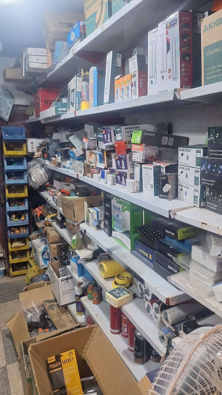 رفوف حديد للبيع 
متر ×30 ..العدد 53 
بغداد ..***********
