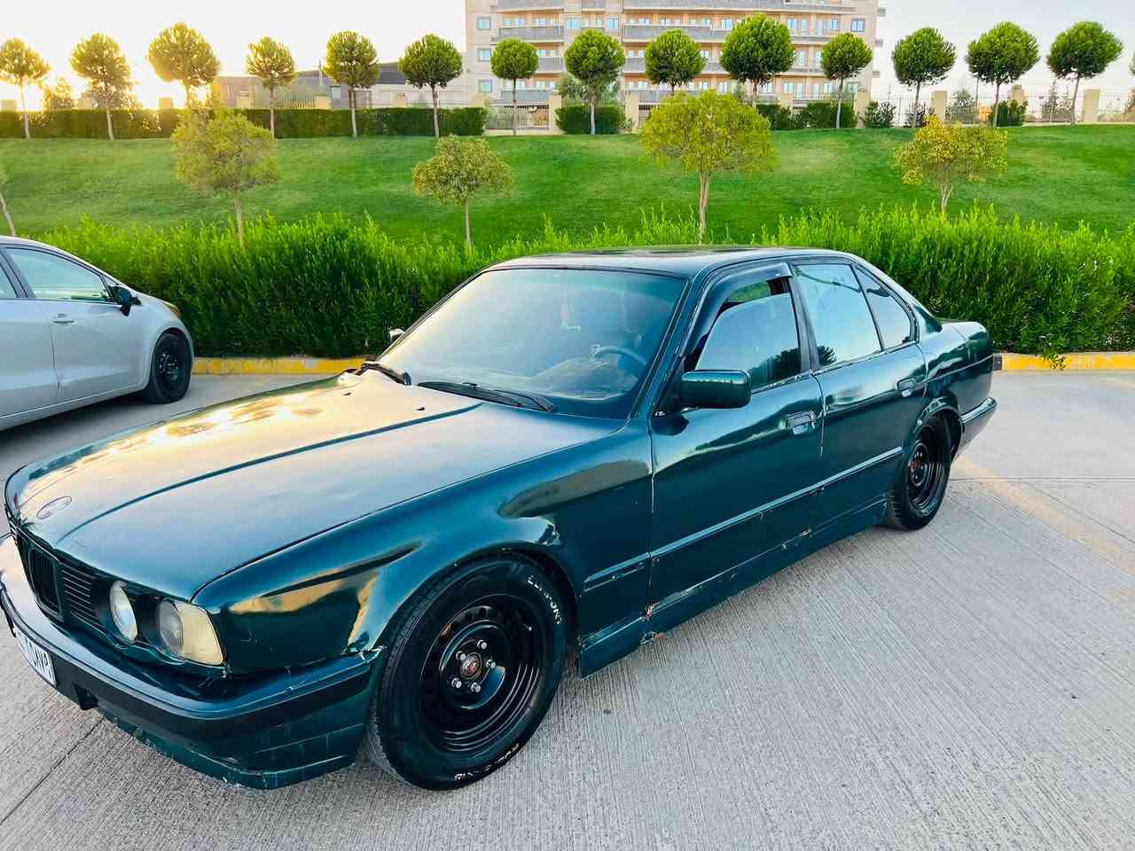 سەرەتا بەناوی خوا ماشاللە لەماڵی هەموو لایەک 
BMWبۆفڕۆشتن 
نموونه يي نيه له جوانيا
مۆدیل 1991 به شه رتي مالي مه ده ني نبيت دزياري نبيت پاره ي كه سي تيا نبيت
مووس وً براوه ش به شه رتت   
مکینە 520  كپس گیڕ عاديه   به شە رتي گيرو مه كينه هه لمي نيه
كاره باهي هه مووگياني ئيش دكات 
دوو جام كاره باهيه  لآيتت زينونه  گيچه  كاني هه مويي ئيش ده كاتت
گه رمي و سيدي هه موو شتيكي مزبوتت 
چوار تايه و ويلي زور باشه
سه ياره كي تا بليت توندوو تووله مالي دوسته 
هيچ ده عمو ليدراوي نيه پيشو دواهي كه پسه
نرخ (( 17گلا معامه له يكي برايانه)) 
***********
***********
