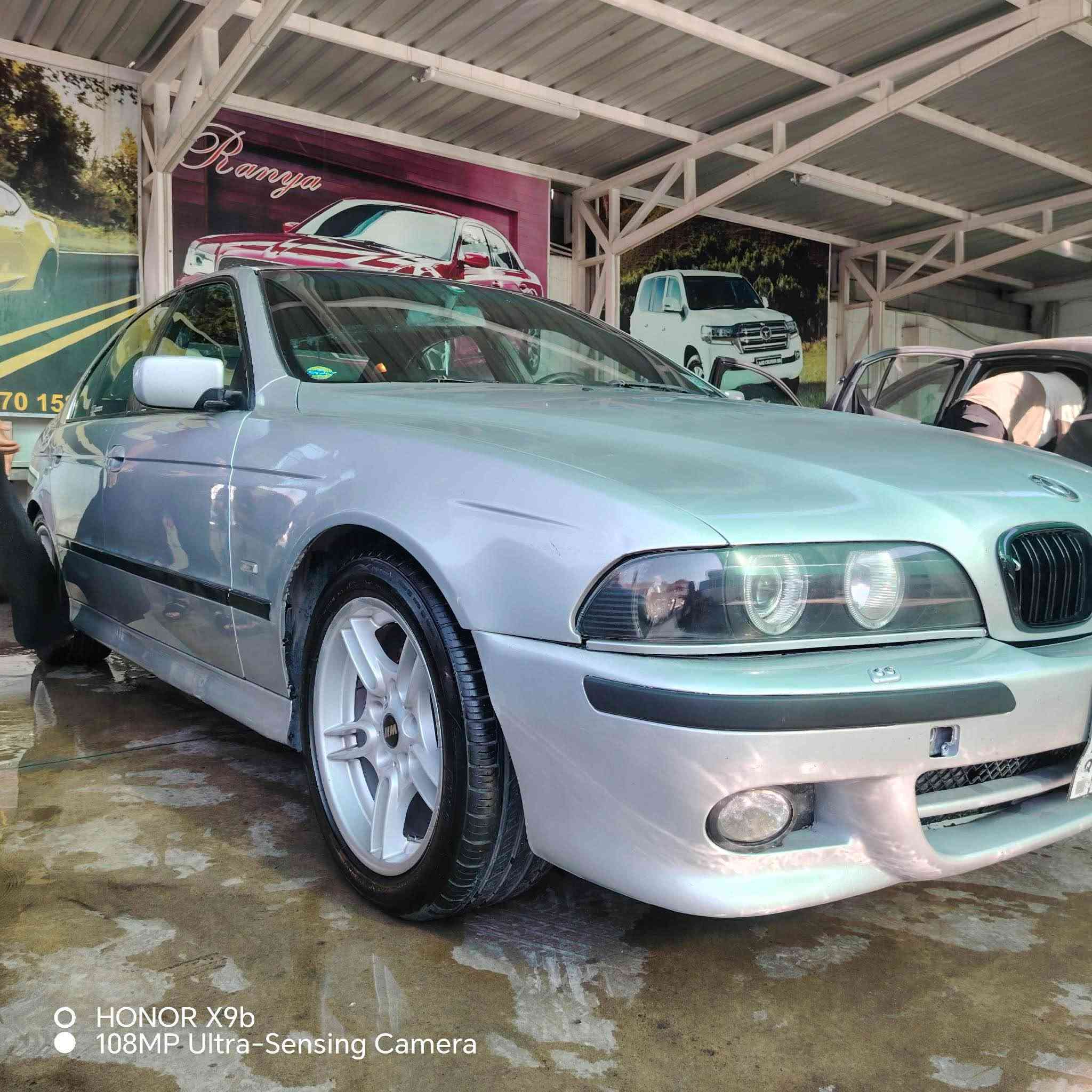 سەرەتا بەناوی خوا 
‏(Bmw) (٥٢٨i) 
مۆدێل ١٩٩٩ 
سەیارەکە ساغە براوە نیە 
دەبڵ دیجیتاڵە 
سڵایت 
چوار جام ئەوتۆ 
سوکان ڤۆلیۆم 
شاشە ئایپاد  
تەبرید مەرکەزی 
فۆرمیکا 
ئاوێنە هیتەر 
سەیارەکە ساغە کۆد و بارکۆدی بۆ کراوە بێ مشکیلە بە ناوی خۆمە .بۆیاغی نیە دەعمی نیە چاڵ و شوختی نیە .فول فولە .گێر و مەکینەی بەشەرت بێ عەیب .ماڵی دۆستە ..سعری ٤٦ گەڵاو مەجالێکی برایانە مشتەری وەرە سەیری کە  لە خزمەت دام 
شوێن رانیە 
*********** Singapore
