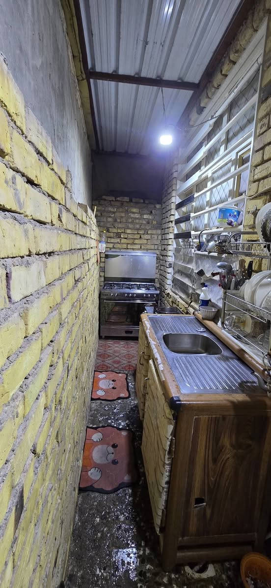 سلام عليكم 
بيت للبيع مساحة 175 متر  - طابو زراعي مشمول بالتطويب 
غرفتين صالة استقبال مطبخ مجمع صحيات + صحيات خارجية اساس وسقف صب نباء طابوق كاشي سيراميك سقف ثانوي 
كوفة علوة الفحل خلف الفلل 
للتواصل مع صاحب البيت \***********
الكاونتر مع البيت
