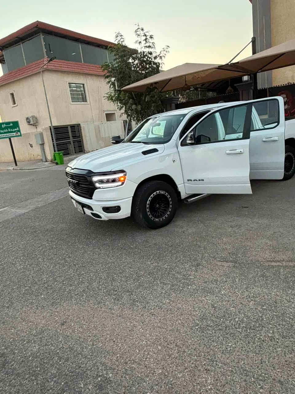 رام 1500  لونك ستار) 
موديل 2020مواصفات 
 باب طويل بدي قصير ( مرغوب )
المحرك : V8 5.7 HEMI  

وارد أمريكي صور الحادث بدون اير
المواصفات :** 
* سستم صوت الباين Alpine. 
* تشغيل عن بعد 
* 
* مقعد السائق كهربائي.
* المقاعد الأمامية تبريد وتدفئة.
* 
* شاشة كبيرة 12 أنچ تيسلا.
* حساسات امامية وخلفية.
* مكيف خلفي.
*محدد سرعة.
* نظام اطفاء وتشغيل اوتماتيكي.
* مرايا كهربائية جانبية قابلة للطي كهربائيا.
* مرايا مع خاصية التعتيم الذاتي.
* امكانية تعديل ارتفاع دواسات البنزين والبريك.
* هاند بريك كهربائي.
* الشباك الخلفي كهربائي. 
* مساحات تخزين إضافية تحت المقاعد.
*
عنوان النجف
الاتصال ***********
