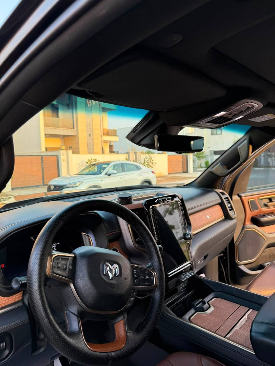 تتوفر دوج رام 1500 Limited Longhorn موديل 2023 باللون الأسود، بمواصفات فاخرة وأداء قوي، وممشى 68,000 كم.

المواصفات والتجهيزات:

• محرك 5.7 HEMI V8 بقوة 395 حصان
• دفع رباعي 4×4
• ناقل حركة أوتوماتيكي 8 سرعات
• فل أوبشن
• مقاعد جلدية باللون البني
• تبريد وتدفئة المقاعد
• فتحة سقف بانوراما
• شاشة قياس 12 إنش
• كاميرا وحساسات
• تشغيل ودخول بالبصمة
• جنوط أصلية
• السيارة مغلفة بيديف
• تضليل 80%
• رقم السيارة: دهوك

السيارة بحالة ممتازة، مع وجود صبغ في البَنيد بمقدار إصبعين، وصبغ فوق الجامرلك بمقدار إصبعين.

السعر والموقع يحددان عند التواصل.

للاستفسار، يرجى التواصل على الرقم:
***********

RAM 1500 Longhorn 2023 — فخامة وقوة HEMI V8 🇺🇸🔥
