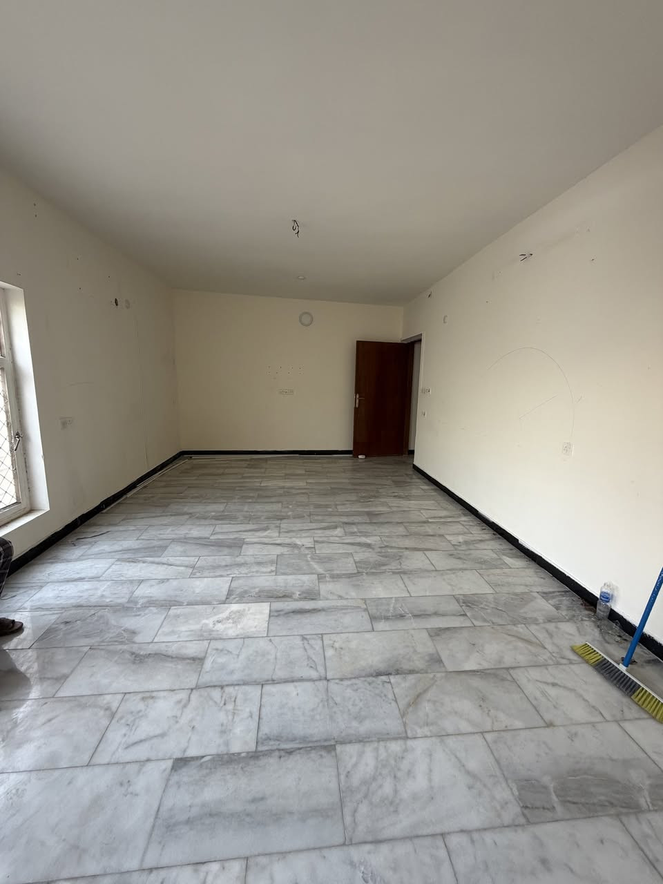 🏡 منزل للإيجار – بغداد / حي الجهاد
📍 الموقع: بغداد – حي الجهاد، خلف جامع النور.
مواصفات المنزل:
✅ المساحة: 100 متر مربع.
✅ غرفتا نوم.
✅ حمامان داخليان.
✅ حمام خارجي.
✅ صالة ومطبخ.
✅ كراج صغير مع ممر 
 💰 بدل الإيجار: 850,000 دينار عراقي شهريًا.
المنزل مناسب للعائلات، وفي منطقة هادئة وقريبة من الخدمات
 للاستفسار أو تحديد موعد للمعاينة، يرجى التواصل على الرقم: ***********
