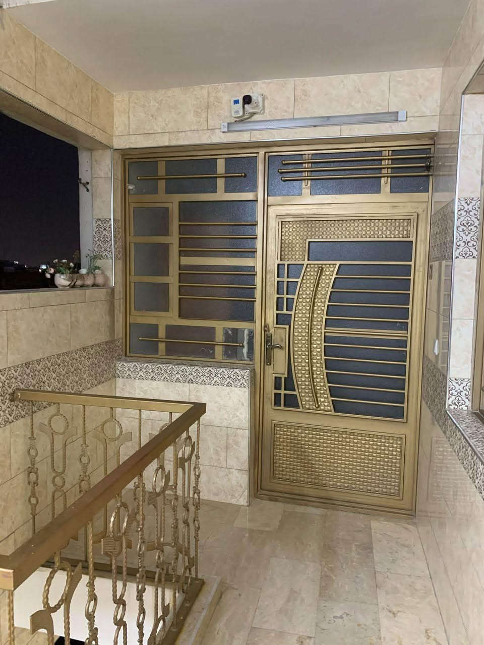 � شقق للإيجار في عمارة راقية – للعوائل فقط 🏡
📍 الموقع: الكرادة خارج – قرب حلويات أبو عفيف
📌 موقع مميز جدًا يربطك بالكرادة داخل، الكرادة خارج، والعرصات
✅ موقع استراتيجي قريب من جميع المناطق الحيوية والخدمية

🔹 الشقة:
• غرفتين نوم
• صالة
• مطبخ
• حمام
• بلكونتين بإطلالة جميلة

✨ مواصفات العمارة:
✅ مصعد كهربائي يعمل 24 ساعة
✅ حارس متواجد دائمًا
✅ تنظيف يومي للعمارة
✅ كاميرات مراقبة حديثة
✅ خزانات ماء مستقلة لكل شقة
✅ العمارة مخصصة للعوائل فقط – بيئة هادئة وآمنة

📞 للاستفسار أو المعاينة:
📱 ***********
