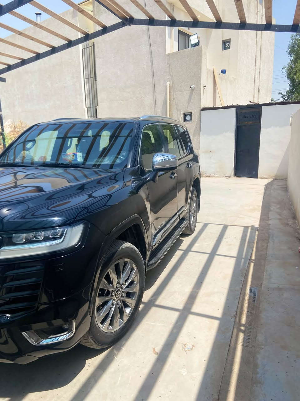 لاندكروزر 2022 vxr فول مواصفات لون اسود توين تيربو كفالة عامه ماشية 94 الف كيلو داخل احمر تايرات جدد 
سعره 67 الف دولار مكاني بغداد 
***********
