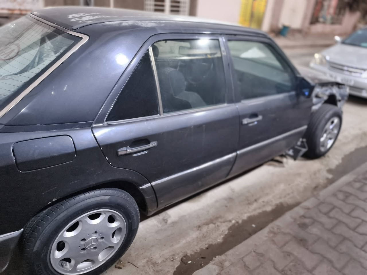 سلام عليكم مارسيدس دب للبيع لسياره حادثها كدامك فقط للبيع ‏‪***********‬‏
