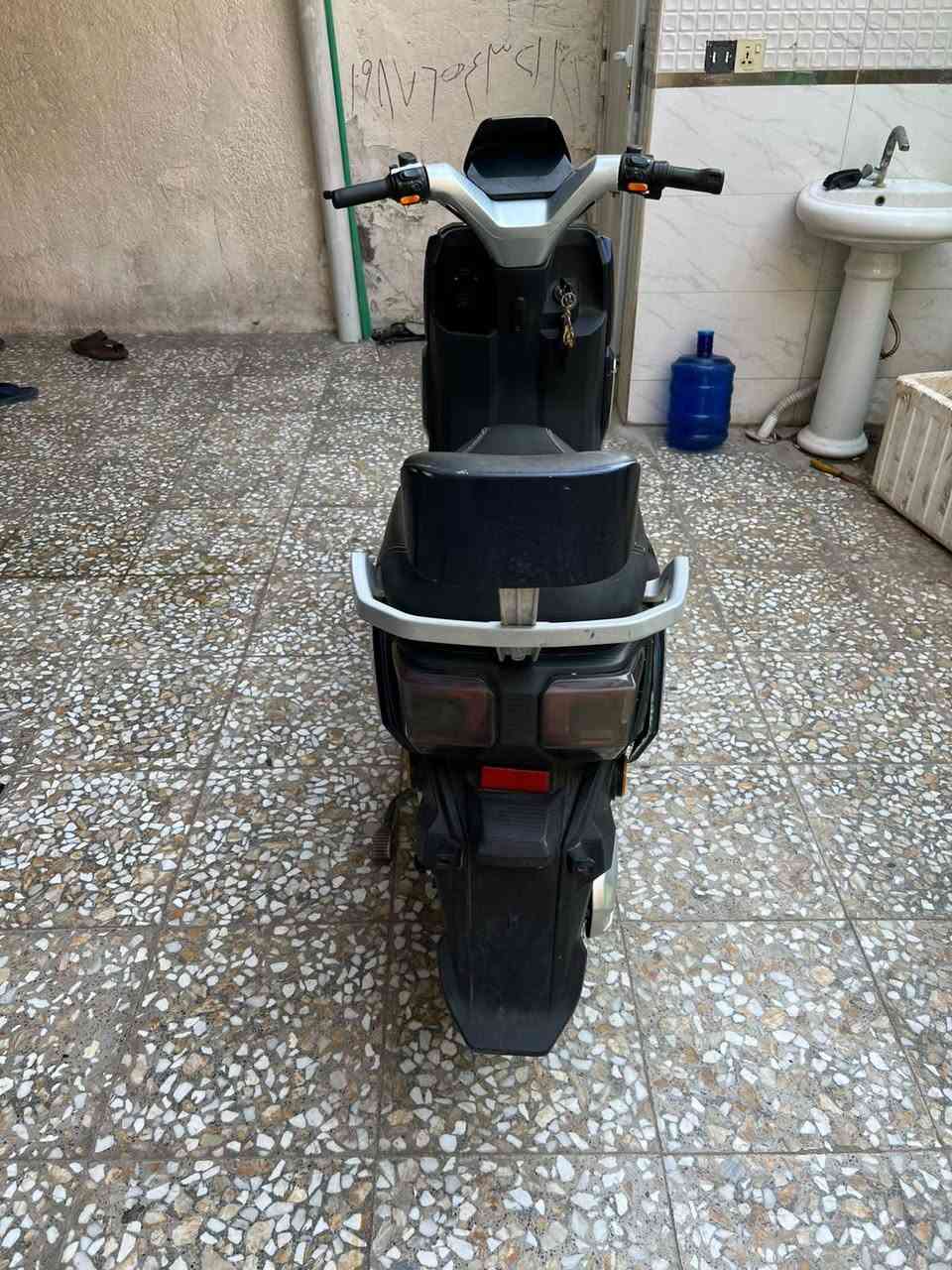 سلام عليكم دراجة شحن نضافه 90ب100
بطاريات جدد 6بطرايت 
كهربائيات شغاله فول 
تايرات نضاف 
سعره 80
ابريكات شغاله فول 
دسكات قويه يعني متحس بالطسه ابد 
تمشي 45كيلو حقيقي اني مجربيه 
يعني قطه متتفوت 
مديل 2025/3
الدراجه على ايدي 
بس الكفرات اشويه مشخطه بس الدراجه داخله كله نضيف فول وشاصي كلش قوي 
مكاني بغداد الجديدة 
رقم ***********
السعر 550وبيه مجال كلش زين للشراي
مع جميع تحياتي
