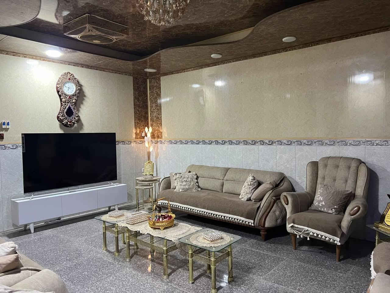 بيت مساحته 225متر مربع يتكون من طابقين
الطابق الاول يتكون من استقبال 5×4 و هول 7×3.5 و مطبخ 4×4 و مجمع صحي داخلي [ حمام و تواليت غربي ] و غرفة نوم 4×4 و ممر خلف البيت 

الطابق الثاني يتكون من غرفة 4×5 + سويت كامل يتكون من غرفة و هول و مجمع صحي مع مطبخ + مخزن 

العنوان / شارع ٨٠ طريق النجف الفرع المقابل لمول بابل _ فرن الساير 

للتواصل و الاستفسار على الرقم التالي *********** واتساب

