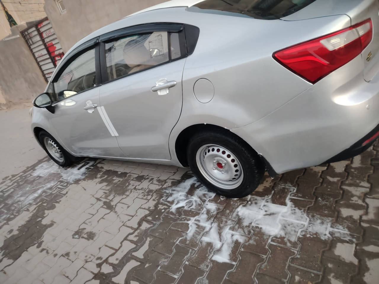 سلام عليكم ريو مديل ١٥ سياره جاهزه من كلشي تبريد ثلج حداديه جديده تخم تاير جديد سياره مصبوغه عام عن جراد   سنويه له ٢٨ بسمي مكينه ١٦٠٠ مكينه وكير جديد لسعر ٧٠ وبيه مجال حك لجيه مكان نجف ***********
