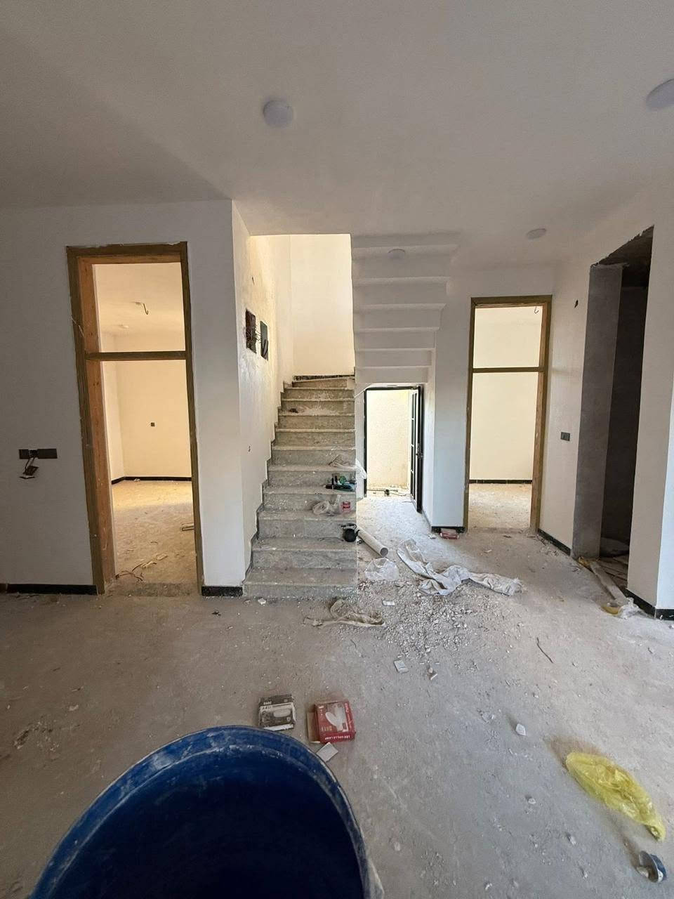 السلام عليكم بيت للبيع مساحة ١٧٥ متر في شارع ٨٠ مجاور عماره عراق البدر خلف التجاري مباشر بناء جديد غرف نوم عدد ٥ مجمع صحي عدد ٢ حديقه داخلية مطبخ حار وبارد بناء درجة اولى تسليم مفتاح للاستفسار الاتصال بالرقم ***********
