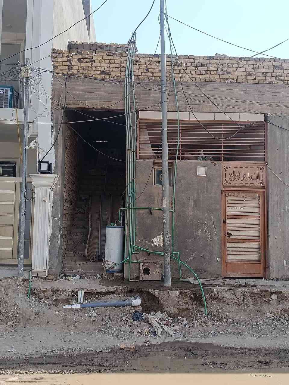 بناية تجارية • مساحة ١٠٠م • ٣ محلات