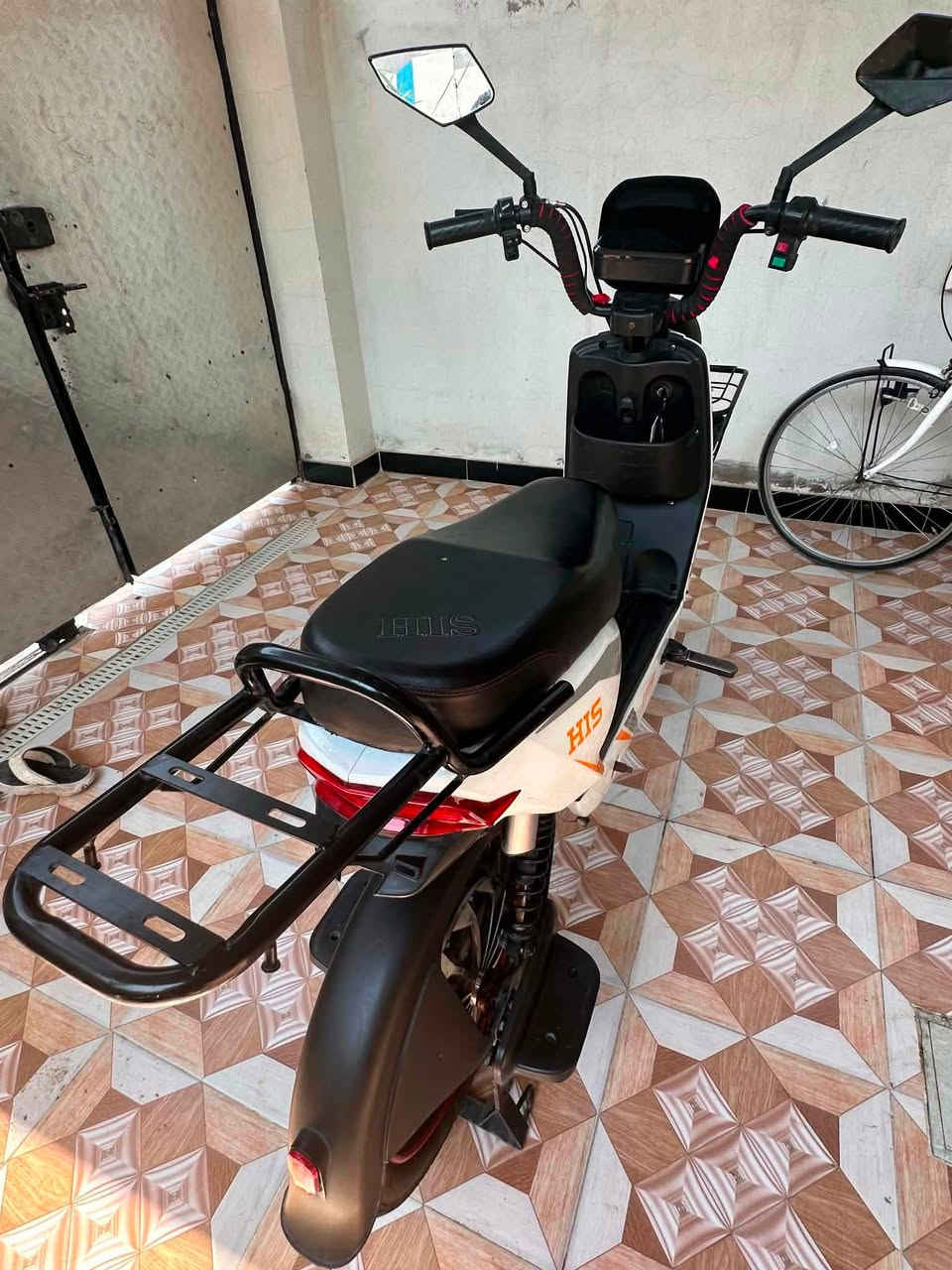 بـاسـكل شـحـن لـلبيـع نـضافـه100%خــمـس بـطاريـات
مـكـاني ديـالى بعـقـوبه بـهـرز…
لـلاسـتـفـسار
📞:***********

