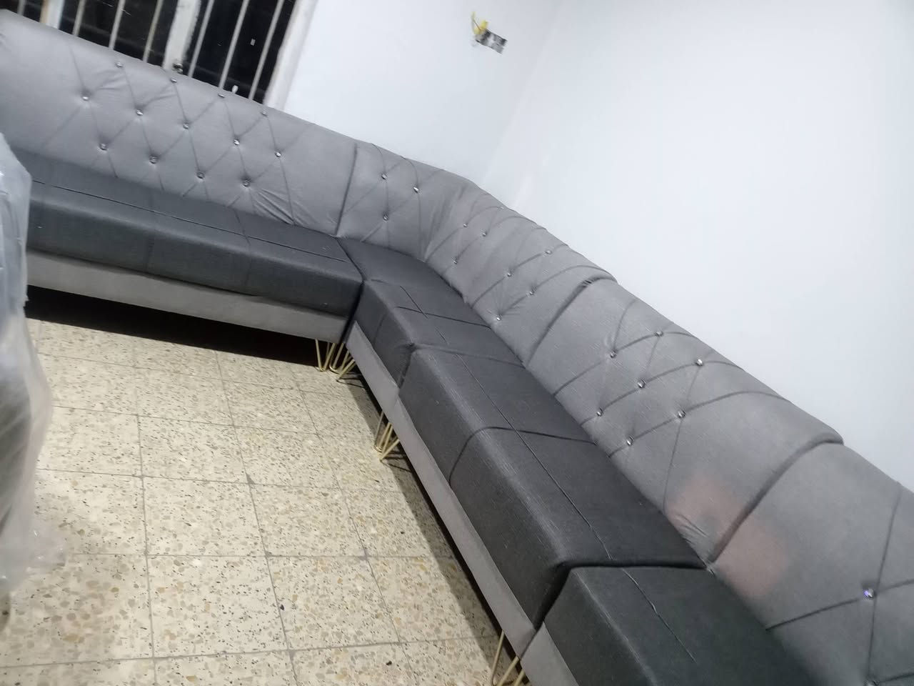 ديوان ١٠ مقعد جديد شغل ثكيل ارضيه بلوك اسود للبيع سعر ٣٥٠ شراي يتصل على رقم ***********

