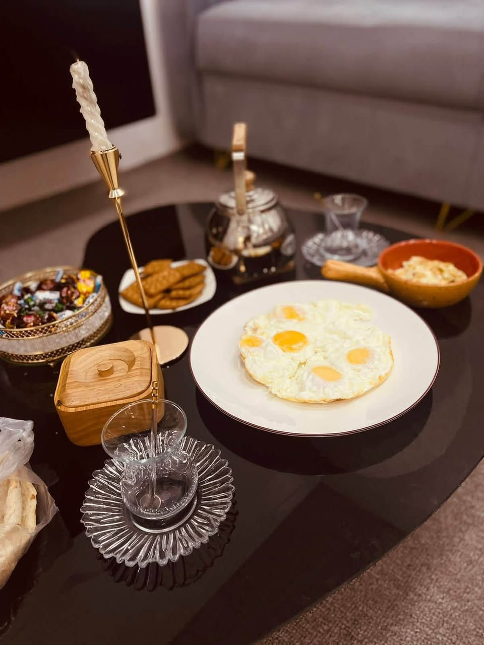 ميز طعام + طبلات 2 وديكوري فخم ومناسب لكلشي
السعر 50,000د.ع
***********
