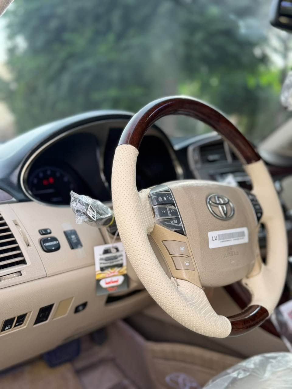 تویوتا ئە ڤەلۆن مۆدیل ٢٠١٢ قەباخ رەش KM 150,000 رۆشتووە و زۆر زۆر بە جوانی ماوەتەوە سەیارەکە ماسەفاتی خلیجیە سەیارەکە و لیمیتدە فوول فوول مواسەفاتە و ٤ تایەی لۆکی لە ژیرە و هە موو شتیکی بەشەرت و سەنەوی و رەقەم تازەیە و تازە کتابی جام رەشی بۆ کراوە  بە شەرتی گیرو مەکینە مەزبووتە و تەنها ٢ پەلە ساردی هە یە و ١ پەلە کارت هە یە و هیچی تری نییە سعری سەیارەکە ١٨٨$ گەلا و مەعامەلەیە و بۆ زانیاری زیاتر *********** السليمانية, العراق
