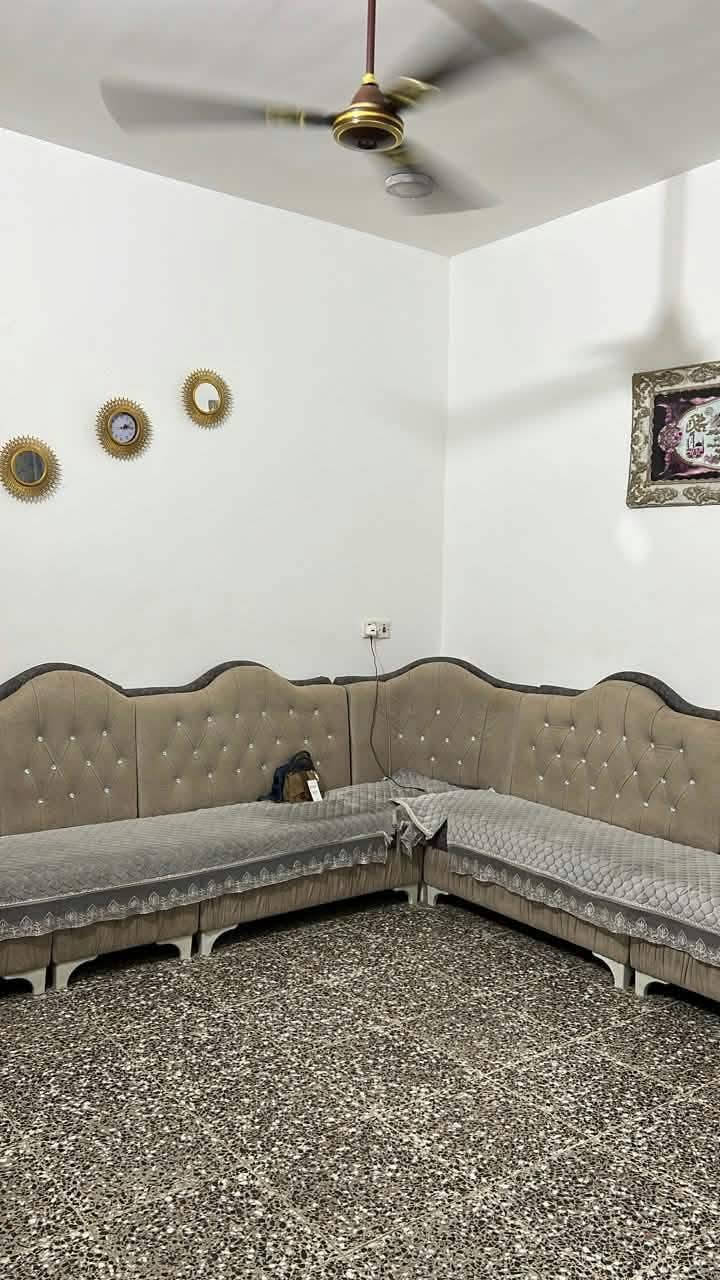 سلام عليكم البيت للبيع مساحة 105م ثلاث غرف نوم وهول ومطبخ واستقبال البيت كامل ومتكامل من كلشي والبيت طابقين بيت بناء جديد طابوق واساس كونكريت العنوان جسر ديالى جديد الكرغوليه قرب صالون ام بنين
