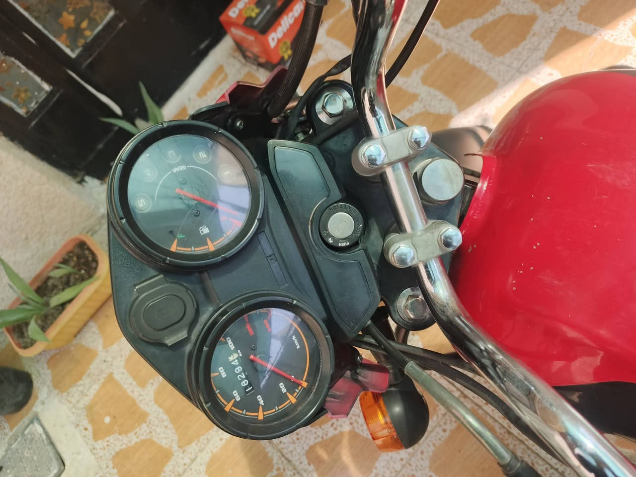 للبيع: دراجة بوكسر (Boxer BM 150) موديل 2022 🏍️🔥
​المواصفات والتفاصيل:
• الموديل: 2022
• المسافة المقطوعة: 82 ألف كم.
• الاستخدام: استخدام شخصي، مامشتغل بيها دلفري نهائياً.
• الأوراق: كاملة وأصولية (سبع أوراق بوجهك للترقيم).
• الكهربائيات: شغالة بالكامل 100% (فقط اللايت الصغير الأيمن مكسور).
​ملاحظة للأمانة: الدراجة محتاجة تجفيت فقط، وباقي الأجزاء والأوراق جاهزة.
​• السعر: مليون و 150 ألف دينار .
​📌 للتواصل والاستفسار وتساب فقط: [***********]
