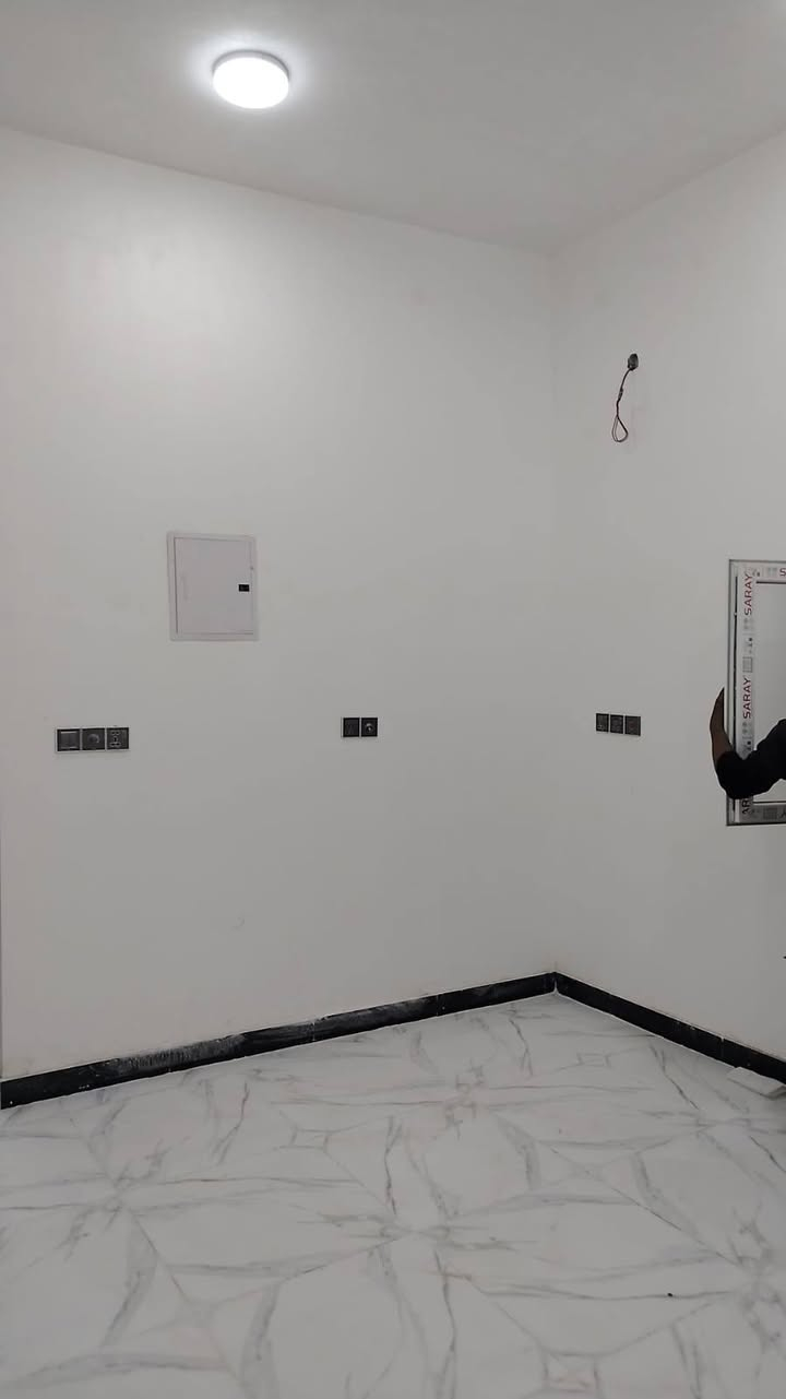 🏢 بناية استثمارية مميزة للبيع في الناصرية السعر 475🏢
​📌 الموقع: الناصرية - حي الموحية - مباشرة على الشارع الرئيسي (قرب دار المسنين).
📐 المساحة: 200 متر مربع.
📏 الأبعاد: الواجهة 10 متر | النزال 20 متر.
📄 نوع السند: طابو صرف.
​✨ تفاصيل وتقسيم البناية:
البناية مصممة ومقسمة بشكل استثماري ممتاز وعزل تام، حيث تحتوي على:
​🔹 مشتملات عدد (2)
​🔹 شقق سكنية عدد (2)
​⚙️ التجهيزات والخدمات:
​جميع الوحدات (الشقق والمشتملات) معزولة تماماً ومستقلة بخدماتها.
​مجهزة بالكامل بـ: (سخانات مياه + ماطورات بوستر لضخ المياه + تانكيات + مغاسل).
​💰 العائد الاستثماري (الوارد الشهري):
​البناية مؤجرة حالياً بالكامل، مما يضمن لك دخلاً فورياً.
​الوارد الشهري الحالي: 1,750,000 دينار عراقي (مليون وسبعمائة وخمسون ألف).
​📞 للاستفسار والتواصل:
للمزيد من المعلومات أو لتنسيق موعد للمعاينة، يرجى الاتصال على الرقم التالي:
📱 ***********
