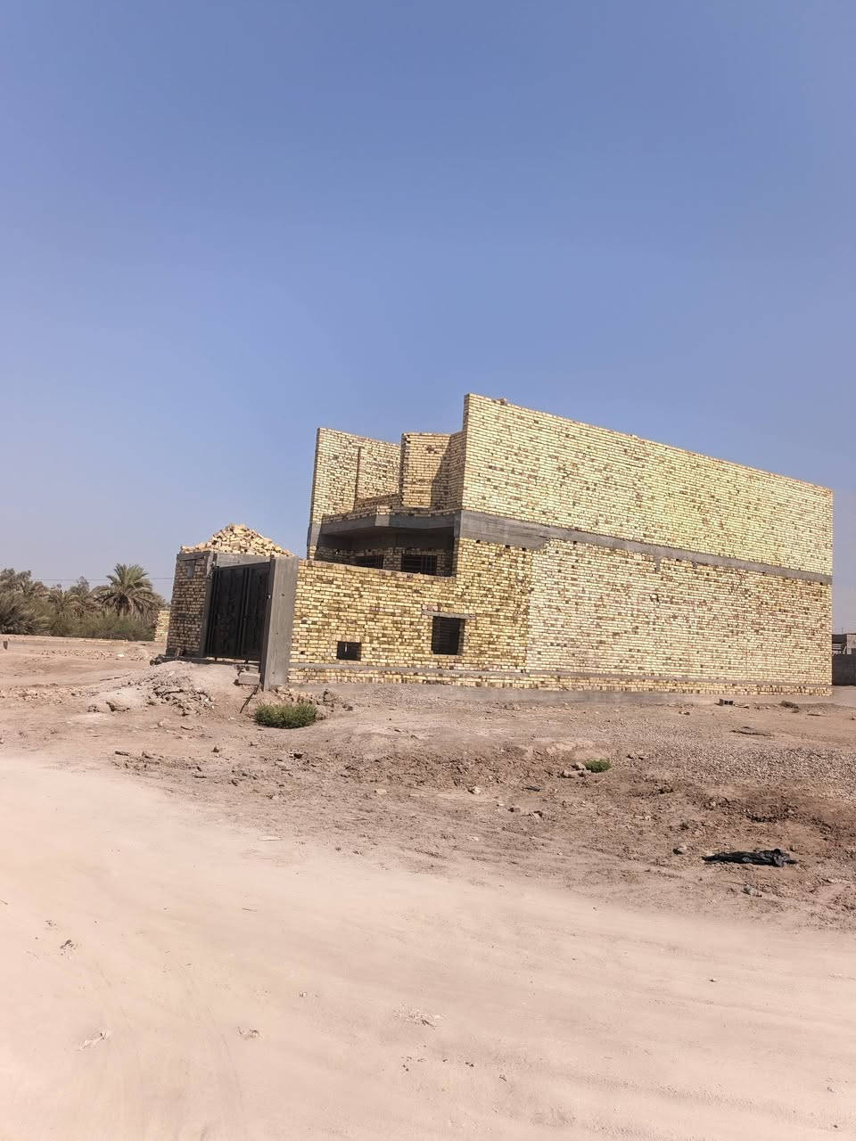 سلام عليكم  بيت البيع مساحه 120 وياه قطعه 120سفسار تصل ***********
