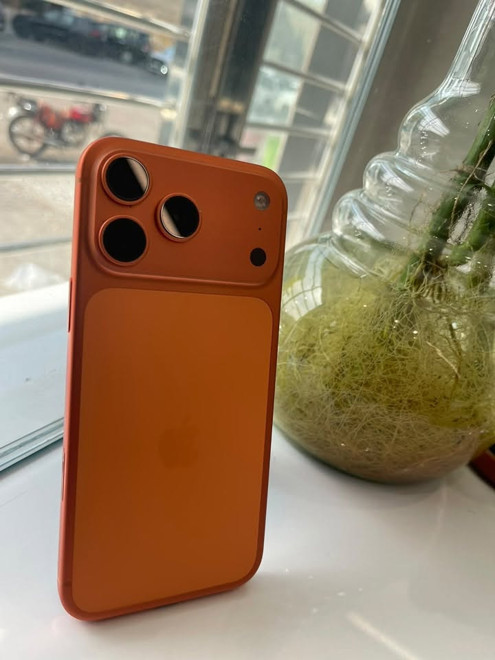 ايفون 17 pro max
بطاريه ٩٩
نضافه ١٠٠ 
شرق اوصط ذاكره ٢٥٦ شريحه 
لون برتقالي 

بس صدعه بشاصي من وره كلش خفيفه ممبينه 
سعر ١٧٩٠ 
*********** فقط بيع موجود واتساب

