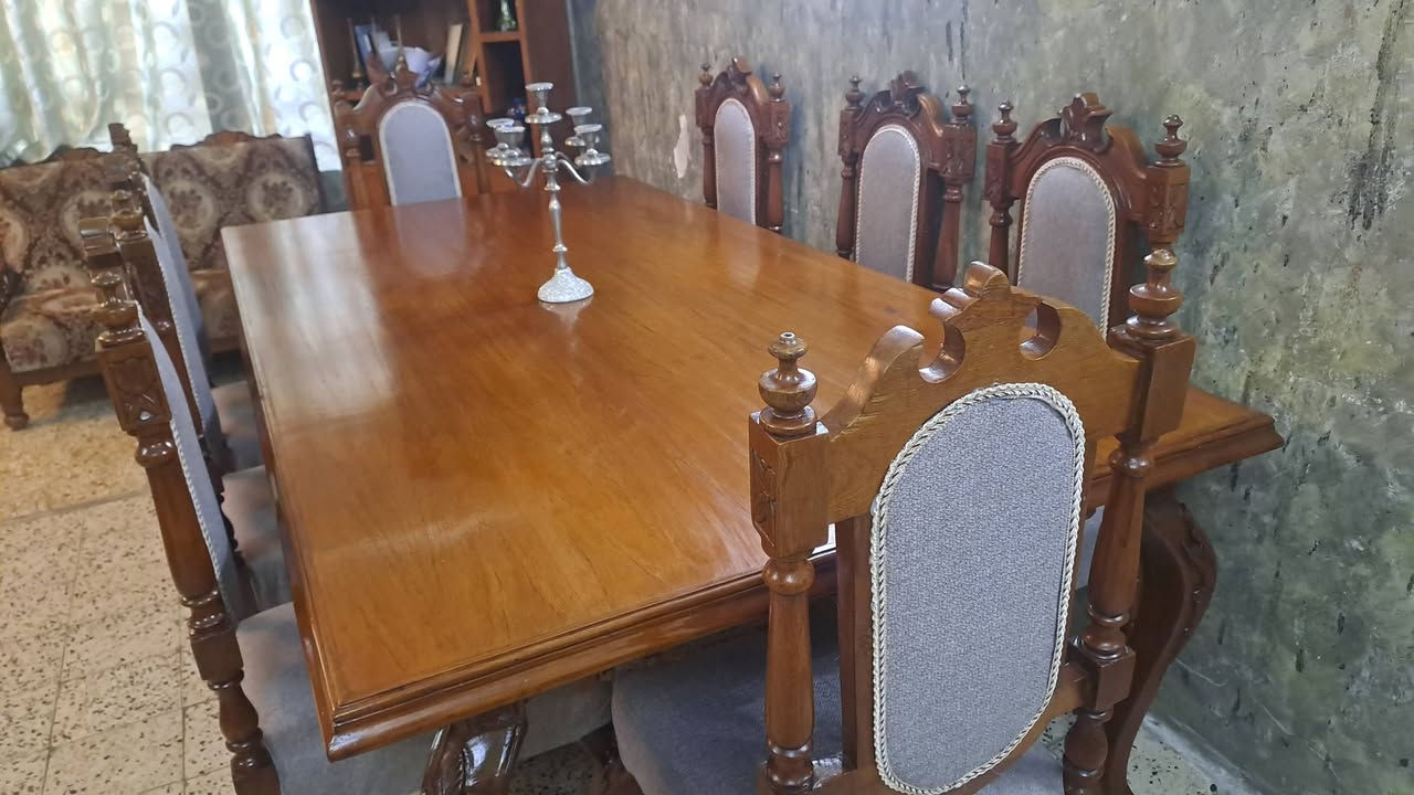 ميز طعام ملكي  ٨ كراسي خشب صاج عراقي بورمي نظيف جدا نقش يدوي الاتصال ***********

