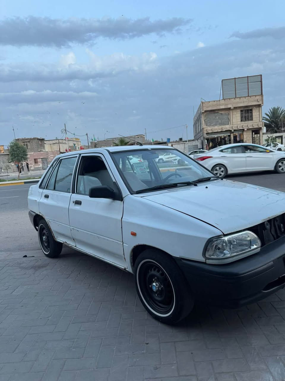 مكان البصره شارع العسكري اربع شوارع
السعر 27 وبيها مجال للشراي مستعجل على البيعه
***********

سلام عليكم  شباب سياره سايبه 2014 سياره كلش نظيفه كهربائيات حداديه كامله تخم تاير جير ومكينه كفاله  تبريد ثلج سياره بيها بس باب ورا السائق
