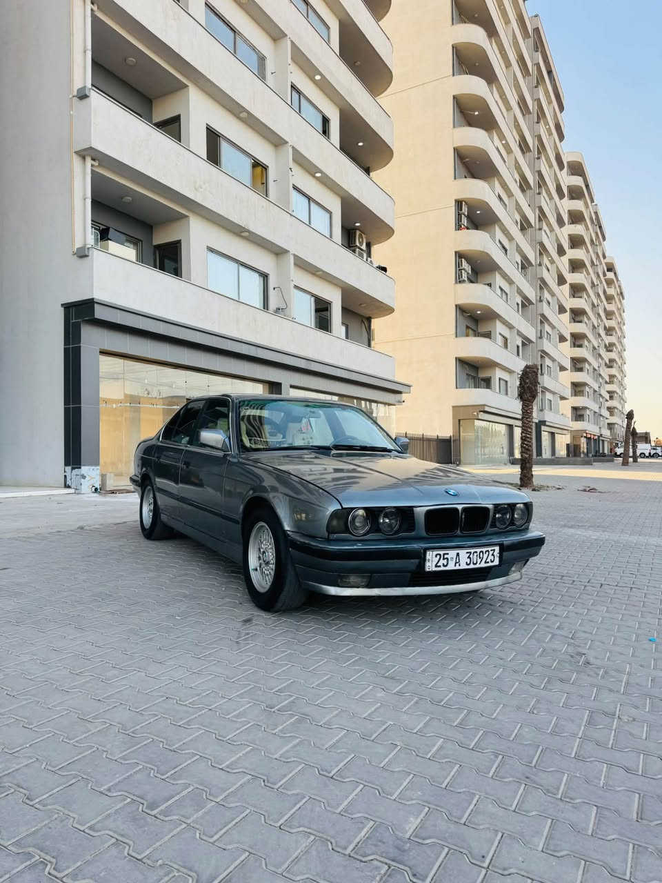 سلام عليكم للبيع سيارة BWM 525i 1991 بلاد گير عادي گير محرك شرط كبس عدل اكسل قفل تبريد تدفئه شغال سياره بدون ضربه فقط صبغ جماليه  رقم كركوك جديد ل2030 كوبون بانزين موجود سعر 55 بي مجال قليل مكان سياره كركوك ***********
