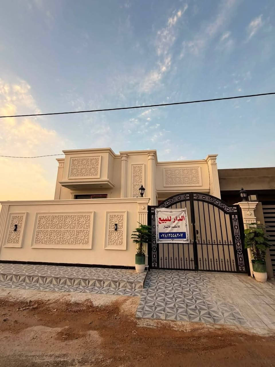 بيت للبيع في حي الجامعة مجمع حيدر حجي هندي الزوم الأول المساحه ٢٠٠ متر كلش حلو وجاهز على اخر شي
