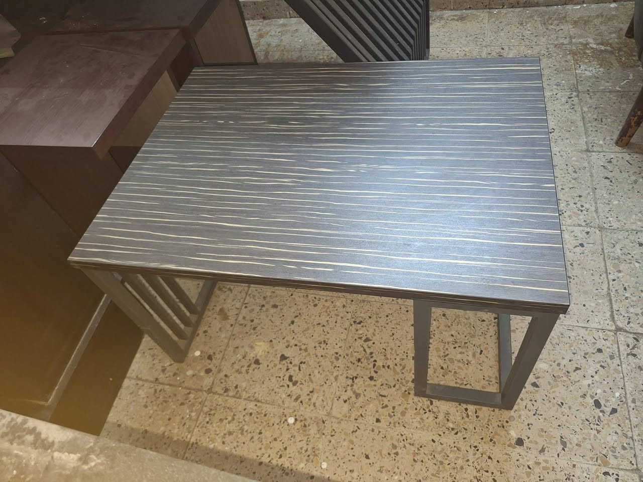 السعر مليون 
ميز مكتبي 
 سلفر
نظيف جدا
وكومدي جانبي
كونسول خلفي
كرسي 
طبلة وسطية

مكاني الكرادة 
***********
