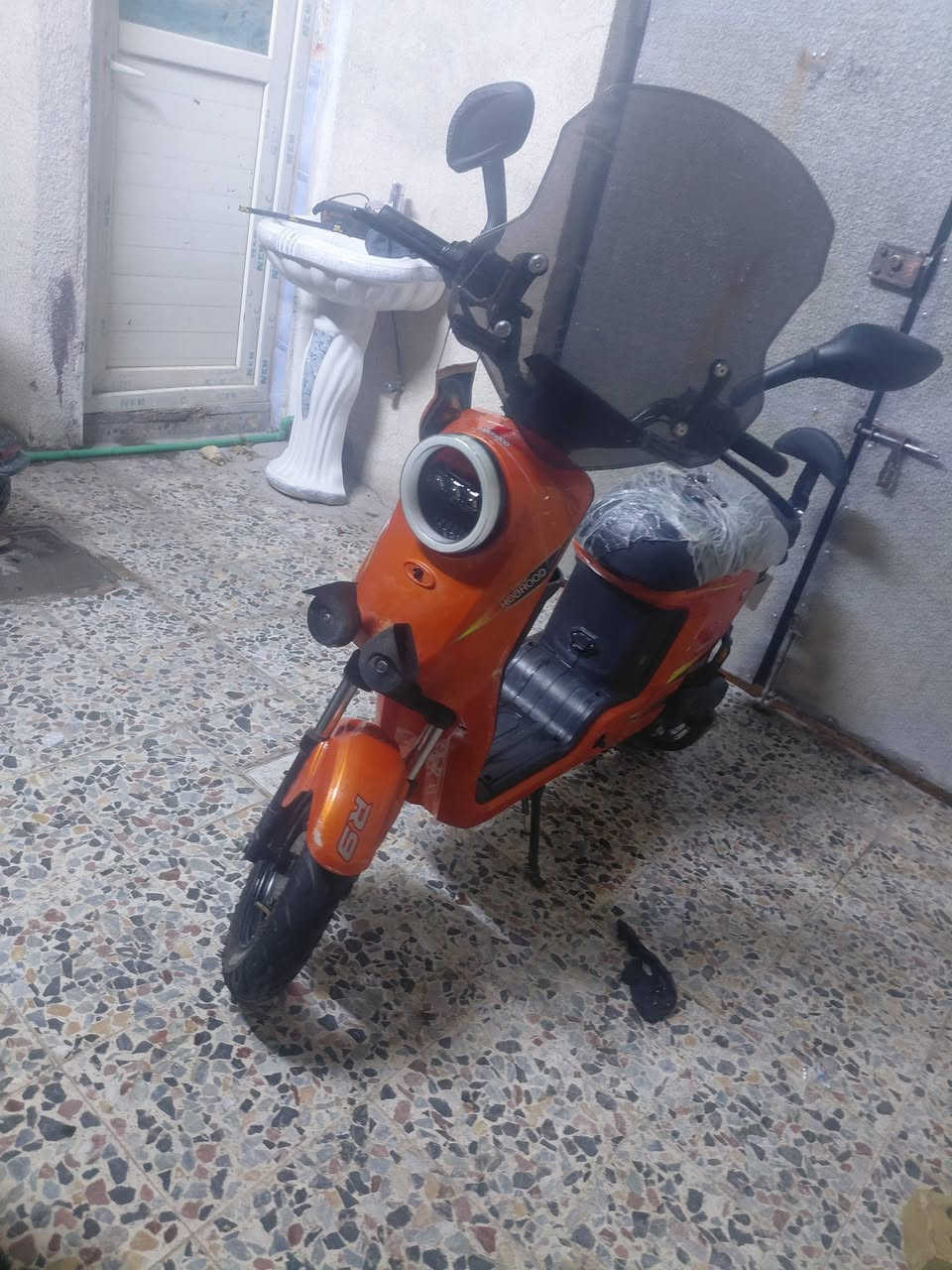 سلام عليكم شباب عندي دراجة شحن للبيع نوع R9 فول مواصفات بطاريات انضاف بيها بصمتين وكارت وسويجين لايت عالي ناصي دبل اشاره كفرات نضاف 
تاير الامامي مبدل يدات مال بريك جدد سرعه 99
ملف 1800 ماشيه 378 كيلو متر مكاني بغداد شعب اسريدات قديمه السعر 350 بيها مجال حك جيه ***********
