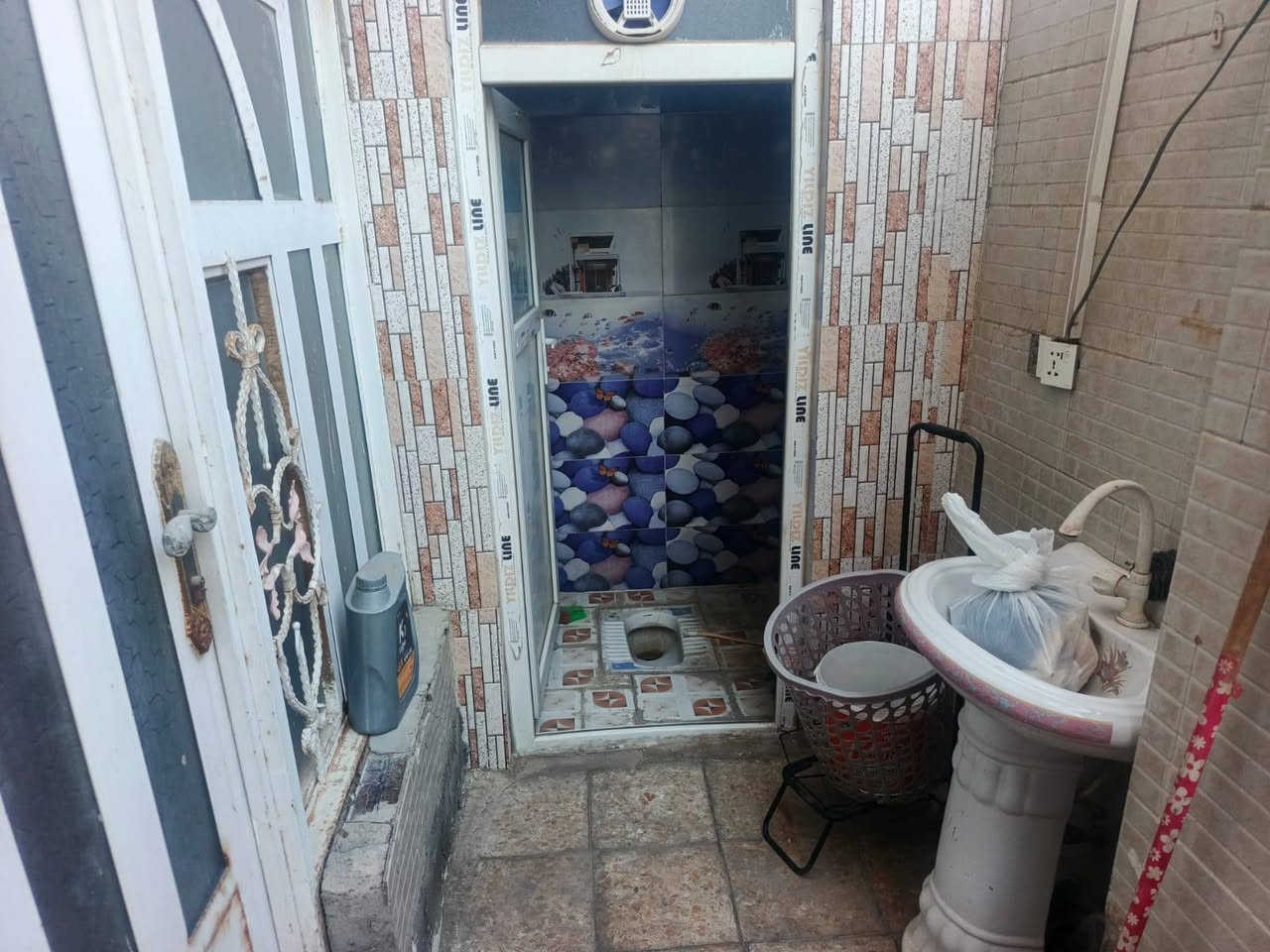السلام عليكم ورحمه الله وبركاته
بيت 100متر في حي الوفاء الأساتله طابقين يحتوي على 3غرف وصالتين ومطبخ وصحيات السعر 135وبي مجال 
الأستفسار على ***********او وتساب
