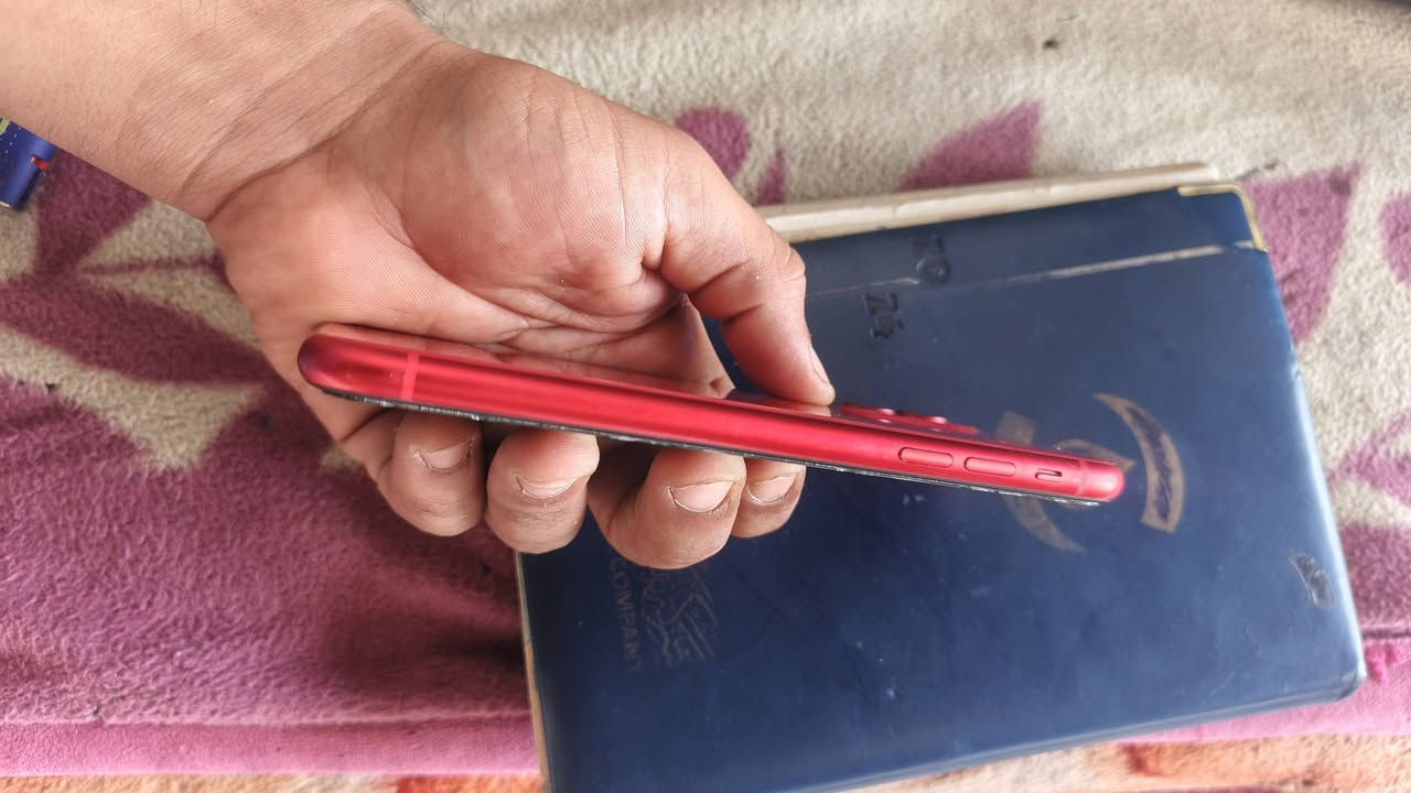 للبيع ايفون 11عادي 
اللون: احمر 
الحاله: فيس تايم واكف ما يشتغل بس رمز   اصليه 
حالة الجهاز:شد شركة 100% غير مفتوح اطلاقا ولا متبدله منه اي قطعه
الشاشه وكل شيء في الجهاز:اصلية وكاله ونظيفه جدا 100% بدون اي كسر او شطب او خطوط
وكذلك البودي والظهر نظيف جدا وخالي من الضربات او الشخوط نسبة البطارية 88اصلية وكاله 
ملاحظه:الجهاز بقمة النظافه وكل القطع اصلية كامله ومطلوبه جدا(شاشه ،كامرات؛بودي،، بطارية)
السعر250 قابل للتفاوض البسيط جدا للجاد مراسله علئ الواتساب
الرقم *********** 
مكان بصره
