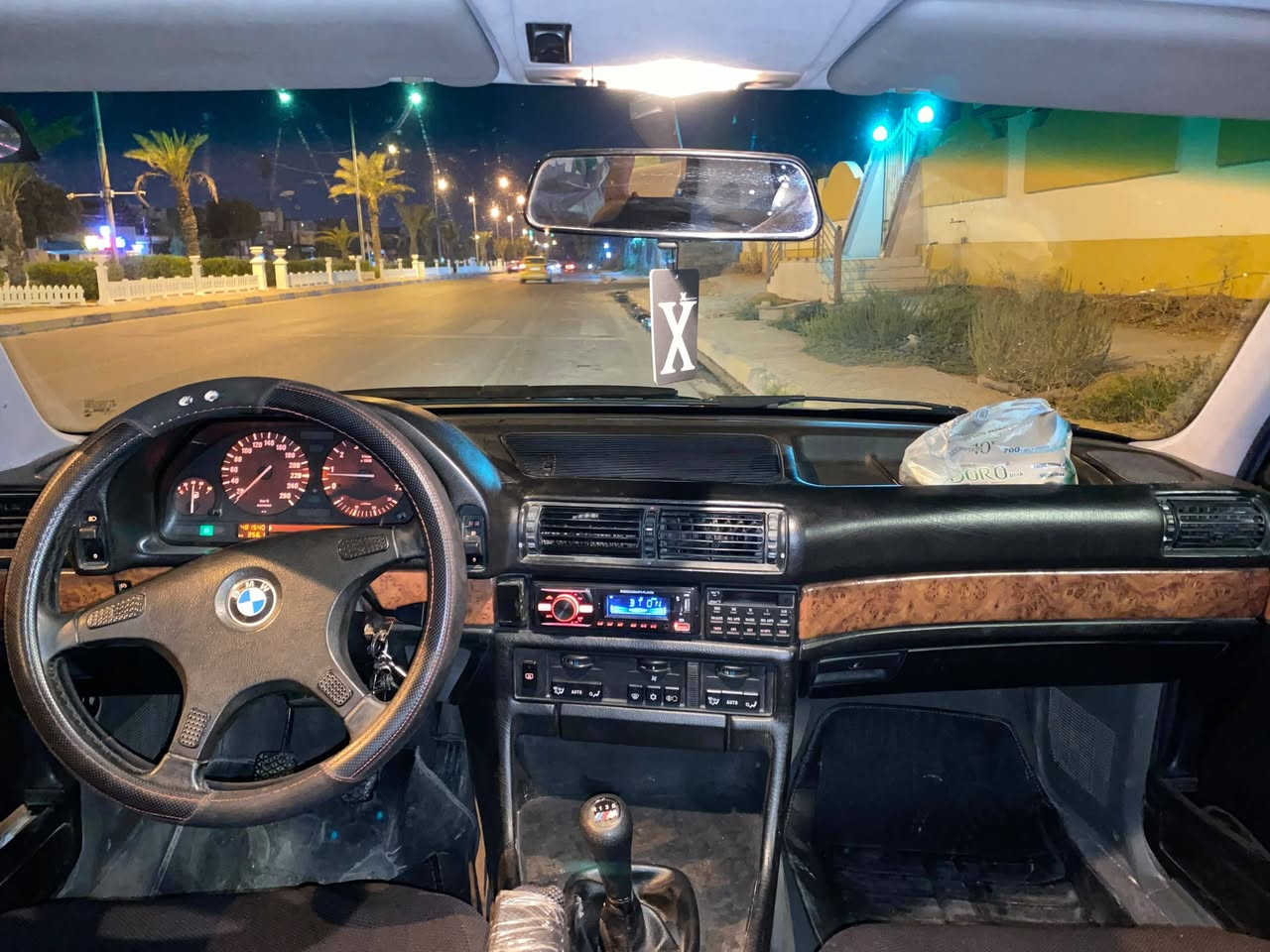 السلام عليكم بيم 730 سياره جديده 
ما بيها صبغ شويه مقحلا مكينه و كير شرط 
تبريد ثلج سياره بلاديه سياره كير عادي ما بيها شي مو شغال 
السعر 60 ورقه و فيها مجال العنوان موصل 
للتواصل ***********
