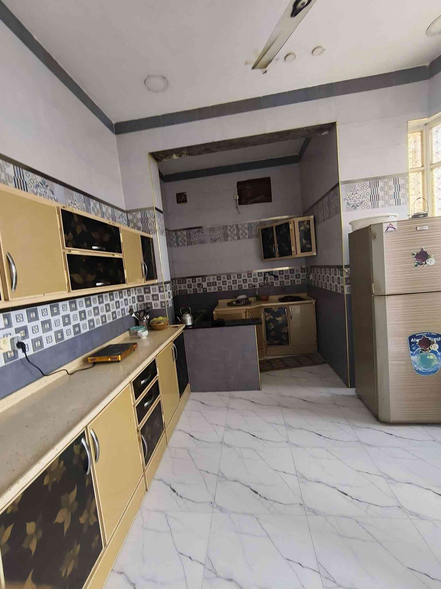 بيت للبيع في شطره منطقه حي الامام المهدي 
بيت مساحه 200م يتكون من طابقين  الطابق الاول يحتوي على استقبال وصاله ومطبخ وغرفتين وحمام عدد 2 ومنور والطابق الثاني يحتوي على صاله و٤ غرف وحمام 
تفاصيل السعر على الرقم  
***********
