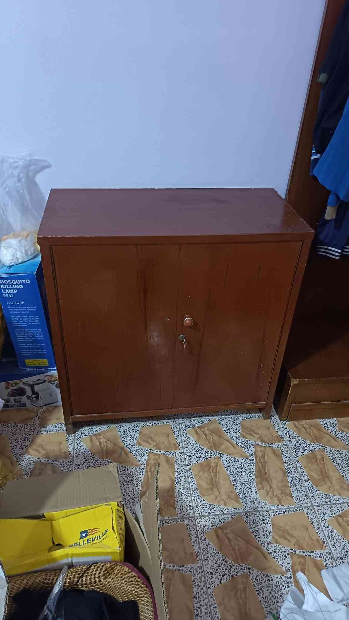 غرفه اخشاب • نضيفه • للبيع