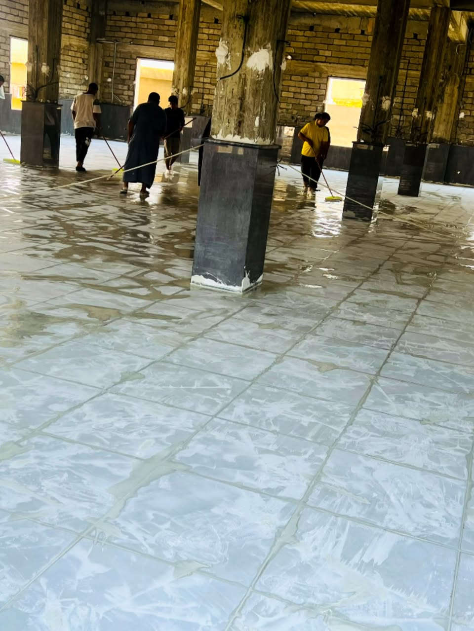 تم بحمدالله اكمال المرحله النهائية للسراميك الارضيه وهي عمليه الاسمنت الابيض (شربت الجوين)وجزا الله خيرا الجزاء للخوه العاملين ولكل من ساهم فى انجاز هذا الصرح العظيم ولم يتبقى سواء عمليه السقف الثانوي والجص للتبرع التواصل مع الاخوه القائمين على المسجد الاتصال على الأرقام التالية 

ابو عبدالرحمن/***********
ابو مصطفى /***********
