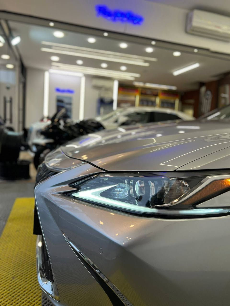 السلام عليكم للبيع فقط بدون مراوس
Lexus ES 300 h 2024 هايبرد 
السيارة فول مواصفات ١/١ 
ماشية 11 الف miles 
حادثها موضح بالصور  صبغ 3 قطع جنطه وباب وجاملغ خلفي نفسه راجع 
 وبيها باب معدل PDR بدون ايرباك بدون دواخل شواصي سليمه 
صور الحادث والتصليح ورقم الشاصي موجوده بالمنشور 
بعض من مواصفات السيارة 
كامرات 360 درجة 
حساسات امامي و خلفي 
رادارات امامي و وجانبي 
نقاط عمياء 
تحديد مسار 
مثبت سرعة تفاعلي شفتات ستيرن
تدفئة تبريد كشنات مع خرن ميموري 
تدفئة ستيرن 
فتحة سقف 
داتا شو 
نظام صوتي + دمام خلفي 
شاشة جبيرة نظام كار بلي وايرليس 
شحن لاسلكي  
مري شفط وكهرباء 
وبيها بعد هواي مواصفات معروفة 
السيارة جاهزة بدون نقص 
سعرها 265$
مكان السيارة بغداد اليرموك
***********
