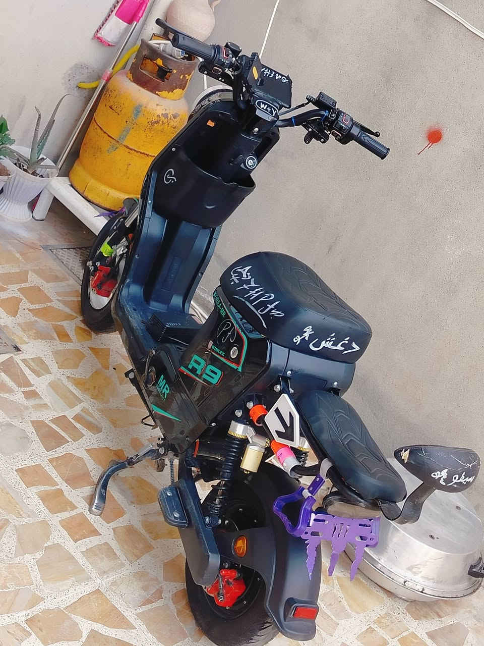 سلام عليكم ماطور ار9للبيع كلو شغال نضافه فول ما يعوزلو كلشي قبل يومين بدلت يدات وسكريته الماطور نضيف بس 4باتريات مبدل والسعر 420بي مجال للطيبين (انتباه: بدون غراض) بدون غراض رقمي ***********

