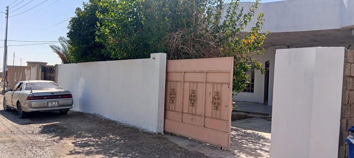 السلام عليكم بيت للبيع. 
الموقع قرب. روضه براعم العلم. حي الصمد 
مساحة البيت ٤٠٠ م  غرفتين وصاله ومطبخ واستقبال.  للعلم البيت ع شارعين.  لل استفسار ع الرقم . ***********
