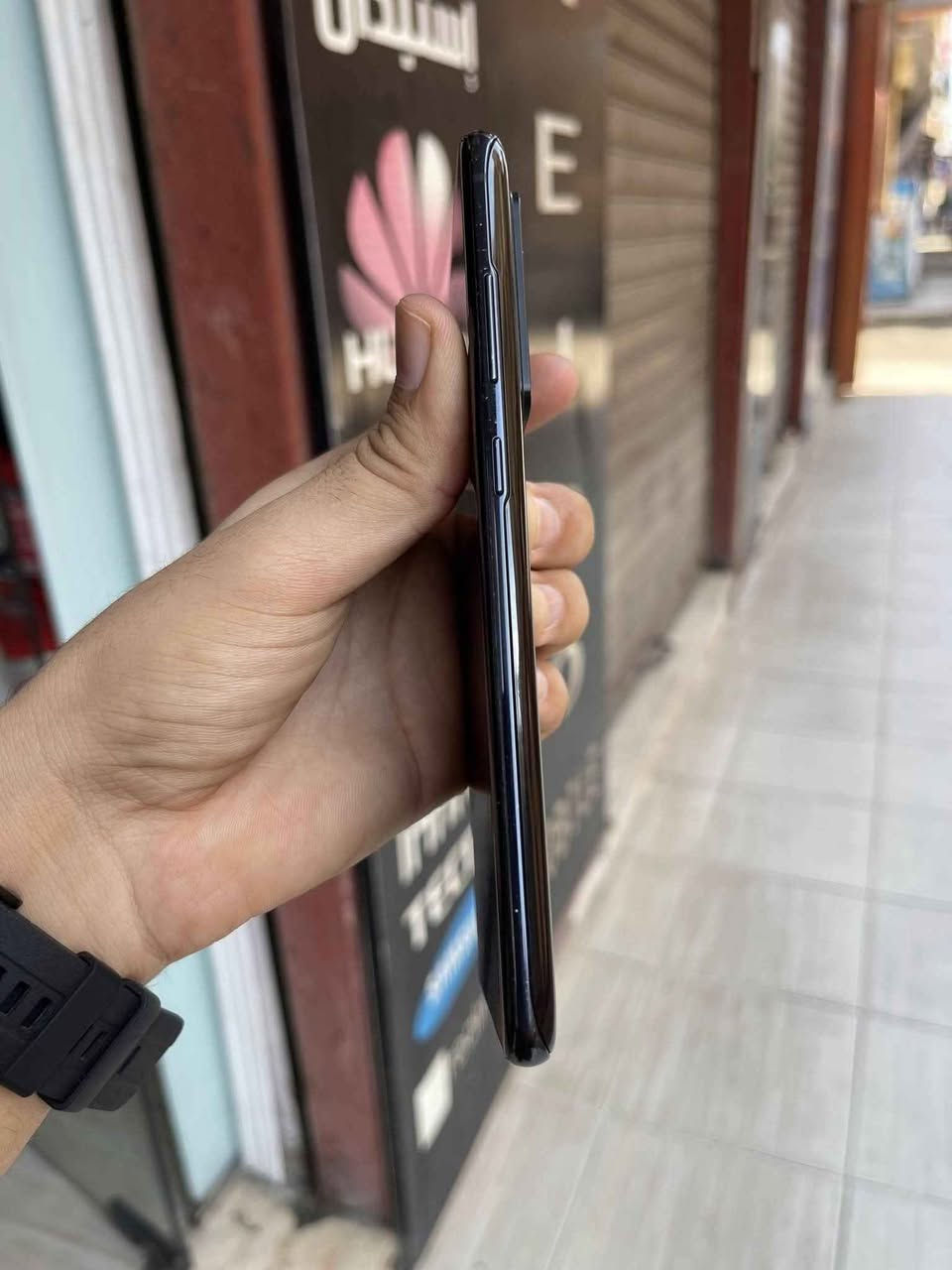 الجهاز الاصلي من سامسونج توفر 
s20 الترا
 الشاشة: Dynamic AMOLED 2X بمقاس 6.9 بوصة، بدقة QHD+ ومعدل تحديث 120Hz.
المعالج: Exynos 990 (لنسخة الشرق الأوسط) أو Snapdragon 865 (لأمريكا).
الكاميرا الخلفية (رباعية): أساسية 108 ميجابكسل + تقريب 48 ميجابكسل (زوم حتى 100x) + زاوية عريضة 12 ميجابكسل + عمق TOF 3D (تصوير فيديو 8K).
الكاميرا الأمامية: 40 ميجابكسل.
الذاكرة والتخزين: رام 12 أو 16 جيجابايت / مساحة 128 أو 512 جيجابايت (مع دعم كارت ذاكرة خارجي).
البطارية: 5000 مللي أمبير وتدعم الشحن السريع قدرة 45 واط والشحن اللاسلكي. 
السعر 340 الف
بغداد زيونه ربيعي قرب مجمع البركه 
*********** بغداد, العراق

