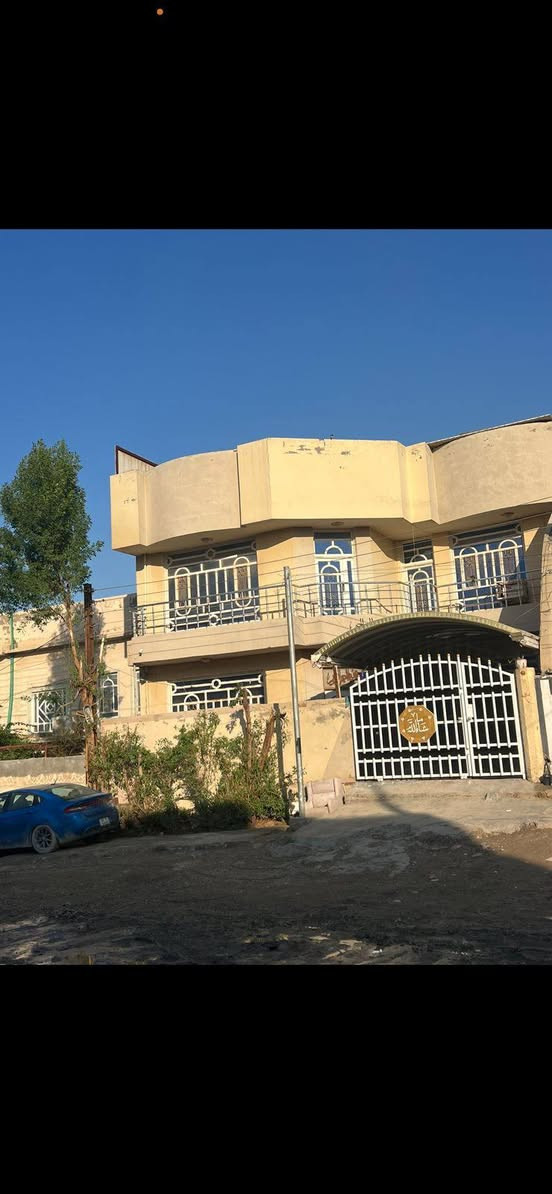 سلام عليكم
دار للبيع مساحه 180 متر واجه 12 نزال 15 طابو صرف تحويل مباشر 

موقع مميز شارع 60 شارع الحسينيه يبعد عن الشارع العام 40 متر عرص الشارع 30 متر كافه الخدمات ماء ومجاري شغل جديد وتبليط هم ديشتغلون بي يعني بعدله ايام ويكون تبليد للباب 

البيت طابقين 4 غرف نوم كبار مطبخ كبير صاله كيليدور خارطه مرتبه البيت سقوف ثانويه سيراميك مجمع صحيات 2 مناور 2 بلكونه على وجه البيت 

ملاحظه سنه البناء 2020 كلش نضيف ومتعوب عليي 

السعر    /270/  كلش مناسب جوة سوكه

***********
