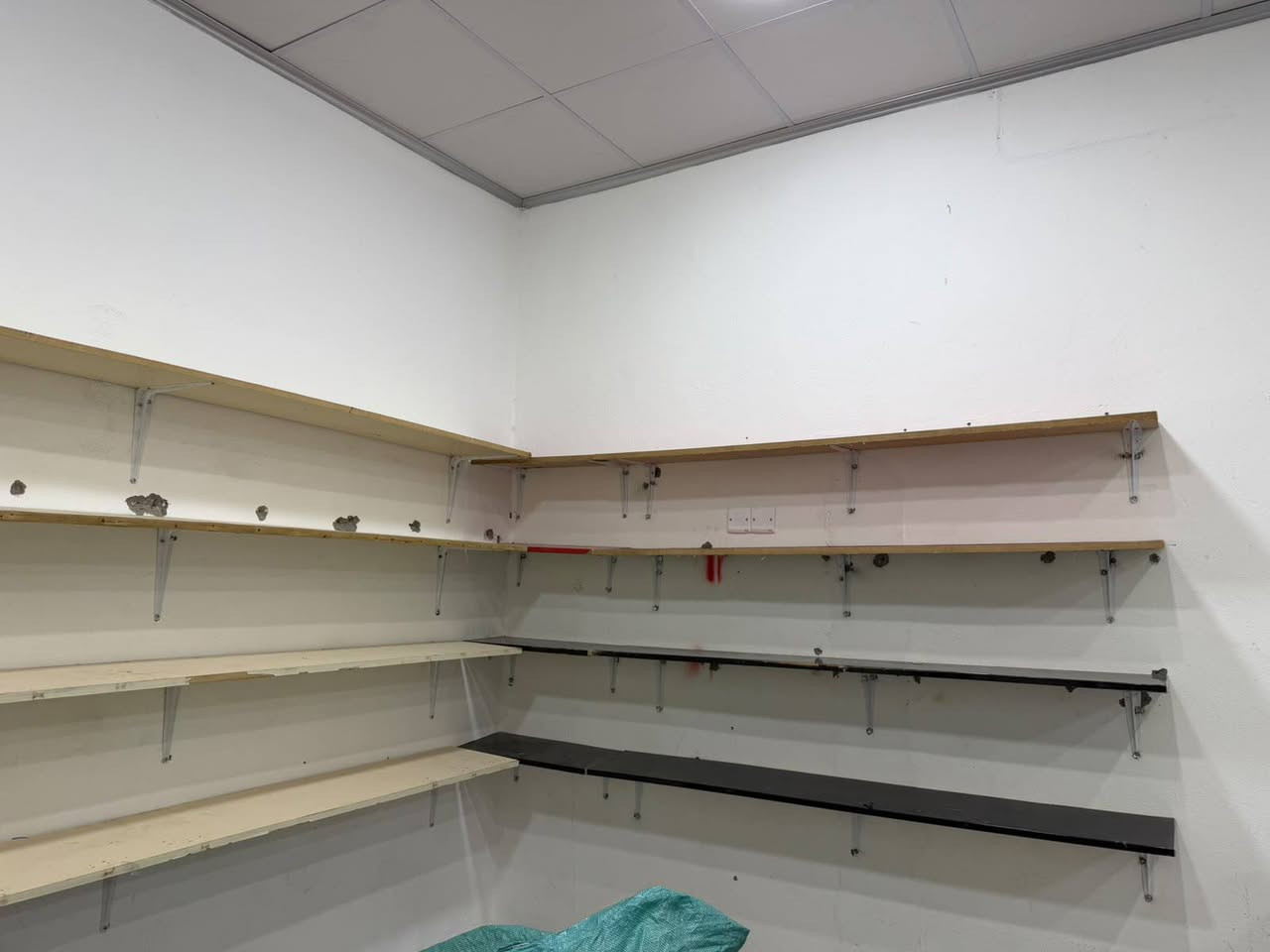 سلام وعلیکم رەفەی دوکان  بو فروشتن لە گەل 12 زنجیری 120 سانتیم هەرکەسیک ویستی تلفون بکات ***********
