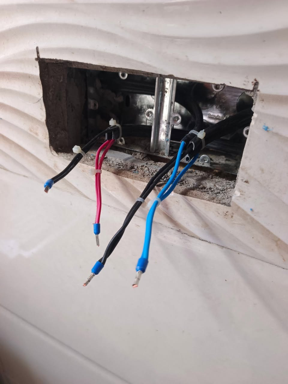 عملنا تأسيس بيت كهرباء وماي وتشطيب  حسب الطلب وبأقل كلفة نتمنى يعجبكم 
مستعدون للعمل داخل وخارج قضاء الفجر كهرباء وماي ومجاري شغل مضبوط وحسب الطلب ***********
