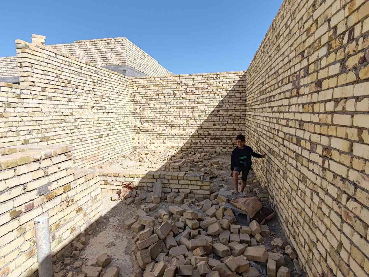 هيكل البيع في منطقه الخضراء 
مساحه 100متر 
مقابل المعارض عرض الشارع 12متر 
الشاره كله مبني كامل الى قله بي بيوت بعده ما كامله 
السعر 35وبي مجال 
***********
