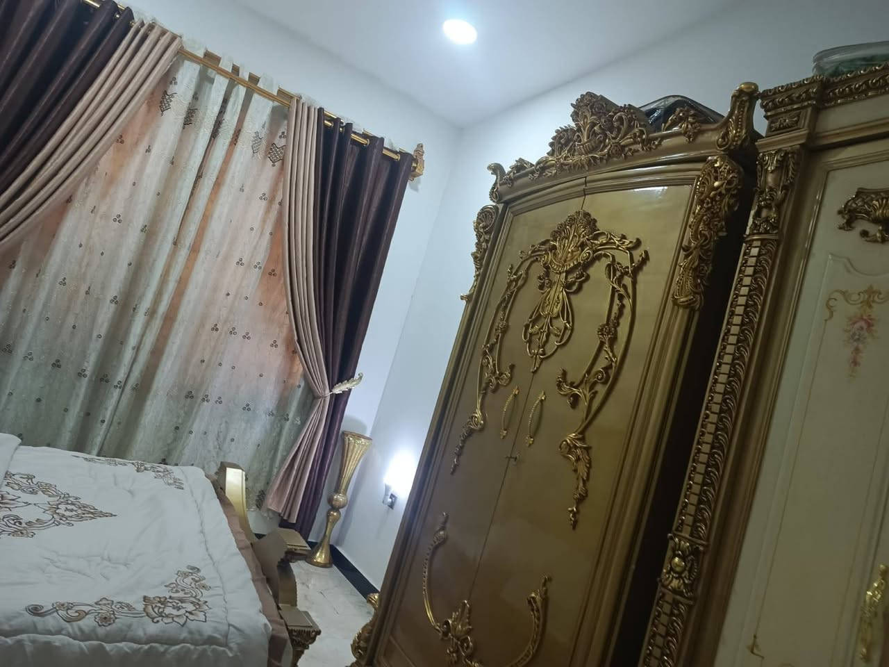 غرفه مصري دمياطي .
فخمه نضيفه كلش الاستعمال سنه 
مكاني بغداد.للاستفسار الاتصال ع الرقم ***********
