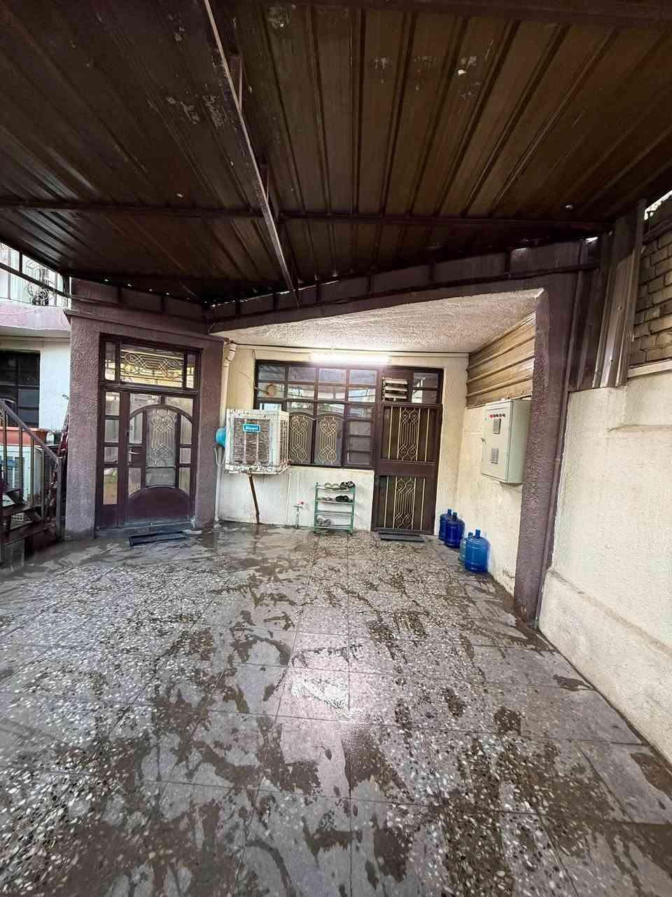 السلام عليكم دار للبيع مساحة ٢٠٠ متر  طابو صرف باسمنه
محلة ٨٩٥ دار ١٩ زقاق ١٧ مربع النور 
منطقة حلوه وهادئة ومبلطة
البيت يتكون من طابقين وكراج يسع سيارتين وتشجير بالطرمة وبالخارج 
الطابق الاول يتكون من غرفتين نوم وصالة جبيرة  وهول او حولي ومناور عدد ٢ ومطبخ واسع مع كاونتر تفصال المنيوم ومجموعة صحية 
والطابق الثاني يعتبر سويت وتريد تسد الباب يكون معزول تريد تبقي الامر راجع الك يتكون من غرفة نوم واسعة واستقبال ومطبخ مع كاونتر تفصال ومجموعة صحية وباب خارجي اخر للسطح  مع بالكونات عدد ٢ ودرج خارجي اذا ردت تسد الباب الداخلية.
السعر ٤٠٠ مليون وتم تنزيل السعر لسرعة البيع
للاستفسار او التواصل ع الرقم *********** ابو فهد
