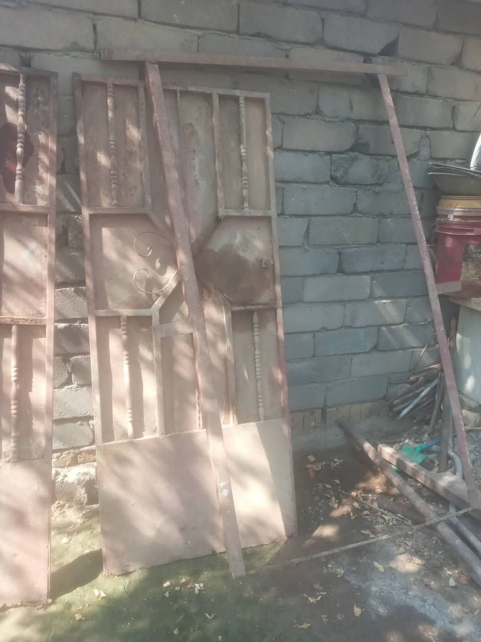 باب طلاكتين ثقيل وقوي نضيف ما بيعه شي  يحتاجله بس صبغ  طول مترين والعرض متر و10للبيع مكاني سوق الشيوخ *********** انطيني سعر بيه وبل عافيه عليك
